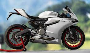 Introduced globally in 2013, the 899 panigale caters to the highly exciting middleweight sports bike segment that includes the triumph daytona 675 and yamaha r6. 2014 Ducati 899 Panigale