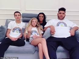 Former liberty x star said she'd been hospitalised in 2020 following a cocaine and alcohol binge Katie Price Lobt Ex Peter Andre Frau Emily Fur Die Arbeit An Nhs Frontline Bei Lockdown Aktuelle Boulevard Nachrichten Und Fotogalerien Zu Stars Sternchen