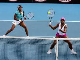 Venus williams ist eine amerikanische tennisspielerin, die zu den erfolgreichsten sportlerinnen der welt gehört. Serena Williams Und Venus Williams Wahrend Einer Partie Bild Kaufen Verkaufen