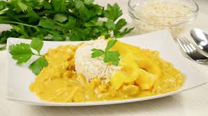 Die schmackhafte gelbe currysauce passt besonders gut zu reis und geflügel. Hahnchengeschnetzeltes Mit Curry Sahne Sosse Youtube