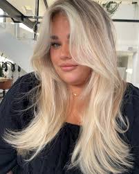 MAX blonde meets low maintenance 🤝🏼🤝🏼 When your client wants to feel  bright and blonde however wants an easy to maintain colour… Creating  brightness around the face + CREAMY clean ends and