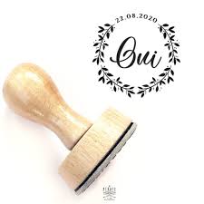 Pour un mariage champêtre au style très nature, pensez à notre collection d'accessoires de décoration l'amour est dans le thème mariage chmapêtre se prête parfaitement à un mariage à l'esprit nature. Tampon Mariage Oui Couronne Champetre Vegetale La Pirate