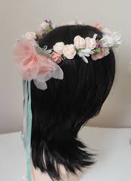 Beyaz Krem Toz Pembe Gullerin Arka Kisminda Organze Kumastan Gulle Birlestigi Icindeki Tonlardan Saten Kurdelelerle Tamamla Cicek Taclar Pembe Gul Headpiece