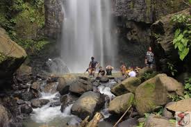 Harga tiket masuk jembatan kaca di pantai nguluran. Menikmati Keindahan Air Terjun Tunan