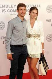 Na sowas, da knutscht doch die frau von fußballer thomas müller fremd und lässt sich dabei auch noch ablichten. Fotostrecke Fussball Trifft Auf Kino Wembley Football Is Coming Hoam Feiert Premiere In Munchen Bild 3 Von 14 Unterhaltung Verlagshaus Jaumann