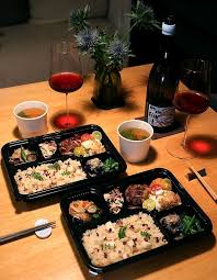 今日晚餐 燈燈庵 之精緻會席弁当 佐餐酒是前晚沒喝完的法國languedoc roussillon domaine gardies on s en fish 2018 紅酒 餐後甜點是屏東枋寮愛文芒果切盤 外帶外送便當再一發 素愛日本便當 尤其除了火車便當外 一樣痴戀還有頂級名料亭便當 每到京都定然