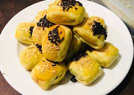 Belah pisang jangan putus, lalu sisipkan keju cheddar dan taburi sedikit gula pasir atau irisan dcc/meses. Resep Terenak Bolen Pisang Aneka Resep Nusantara