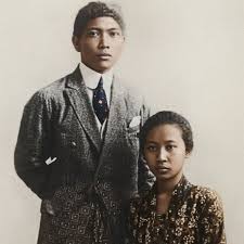 Bung Karno dan istri pertama Siti Oetari. Oetari adalah putri HOS  Tjoktoaminoto pimpinan SI tempat Bung Karno mondok bersama dua sahabatnya  Sameun dan SM Kartosuwiryo yang juga berguru politik pada HOS Tjokroaminoto.
