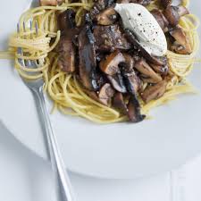Spaghettis Aux Champignons Ricardo Recipe Stuffed Mushrooms Mushroom Sauce Recipes