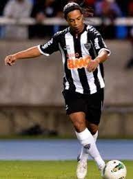 Ronaldinho Netted A Hat Trick Against Atletico Mineiro Figueirense Won 6 0 To Keep Up The Pressure On Lea Good Soccer Players Best Football Players Soccer News