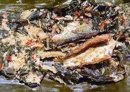 Ikan pindang, atau yang sering disebut ikan keranjang, a.k.a gereh besek, a.k.a ikan cuwe, a.k.a ikan peda, dan campuran kelapa parut berbumbu ditambah dengan daun singkong ditata menjadi satu, dibungkus daun pisang, dikukus, lalu dibakar sebentar hingga wangi aroma pepes yang menggoda. Resep Pepes Ikan Asin Peda Daun Singkong Sedap Resep Enyak