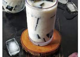 Nah, untuk penyajiannya, kamu cukup siapkan gelas lalu tuang larutan manis alami air campur drip sweet yang tadi sudah dibuat pertama kali. Resep Es Cincau Susu Enak Resepi Lezat