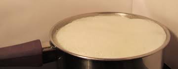 Gebildet wird sie in den milchdrüsen von säugetieren, die damit ihre neugeborenen nähren.in jüngerer zeit gibt es versuche, milch nicht durch melken, sondern ohne einsatz. á… Milch Kochen Ohne Anbrennen Und Uberlaufen Hier Erfahrst Du Wie