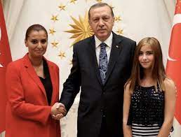 Hande fırat murat özvardar ile dün gece evlendi. Hande Firat In Esi Murat Ozvardar Kimdir Hande Firat Kimdir Kac Yasinda
