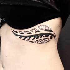 Hình xăm của người maori thoạt nhìn rất mềm mại, bay bổng với nét uốn lượn, hài hòa nhưng với nam giới trong bộ tộc, điều đó thể hiện sự kiêu hãnh về uy quyền và sức mạnh. 50 Hinh XÄƒm Maori Ä'áº¹p Nháº¥t