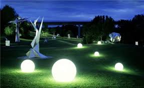 17 Engrossing Exterior Lighting Designs That Are Nothing Else But Perfect S Izobrazheniyami Sadovye Shary Landshaftnoe Osveshenie Na Otkrytom Vozduhe