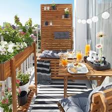 Balkon Ideen Holzerner Tisch Und Stuhle Und Einem Grossem Blumentopf Balkon Dekor Balkon Ideen Weisse Terrassenmobel