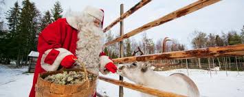 Le village du père noël à rovaniemi en laponie, traversé par le cercle polaire, est un lieu unique pour rencontrer le père noël. Visite Du Village Du Pere Noel A Rovaniemi En Laponie Finlande