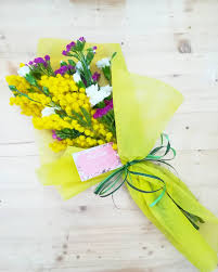 Consigliata anche come idea regalo. Mazzo Di Fiori Per La Festa Della Donna Con Mimose E Fiorellini Bianchi E Viola Negozi Genovesi