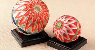 La navidad en japón se celebra de manera opuesta a como lo hacemos en occidente. Juegos Y Juguetes Tradicionales Japoneses Japonismo Bola De Hilo Museo Del Juguete Juegos Y Juguetes