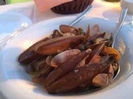 Lavare i datteri (che avrete fatto pulire con l'apposita macchinetta dove li avete acquistati) scartando quelli già aperti perché sono morti, metterli in una grande padella, cospargerli con olio, sale, peperoncino, prezzemolo e limone. Zuppa Di Datteri Cucina Italiana A Tavola