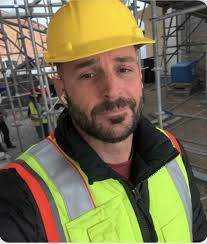 If you want to know the biggest scam artists out there is the guy in the  picture hes a drunk and works for Steve Douglas Clausen. Who was sitting  there today at