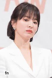 Use Short Skirts To Look Young But Unfortunately Song Hye Kyo Unfortunately Revealed That His Legs Are Not Flat Ne In 2020 Song Hye Kyo Song Hye Kyo Style Hairstyle