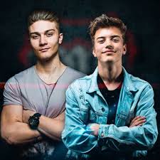 Je to o holce jménem ema která se zabouchne do kluka jménem marek.zná ho z youtube a chce se s ním setkat a osud jim to dopřeje.a tak začne. Fiziho Podvedla Jeho Holka Youtuberi Tv