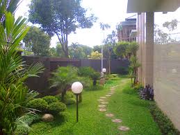 Batu alam diletakkan di samping untuk menambah kesan yang menarik dari rumah ini. 100 Contoh Gambar Desain Taman Untuk Rumah Kantor Terbaru