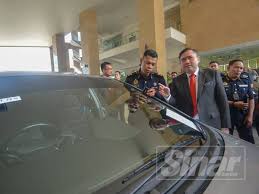 Individu yang diluluskan penggunaan cermin lebih gelap hendaklah memohon semula apabila tempoh sah laku tamat dan akan dikenakan fi yang sama dalam setiap permohonannya, sekali gus meningkatkan hasil kerajaan dan ketelusan, katanya pada sidang media di sini, hari ini. Jangan Salah Faham Caj Penggunaan Cermin Gelap