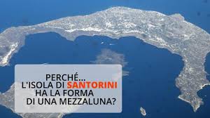 Visualizza altre idee su santorini, museo, grecia. Https Video Virgilio It Guarda Video Perche Lisola Di Santorini Ha La Forma Di Una Mezzaluna Bc6014405753001