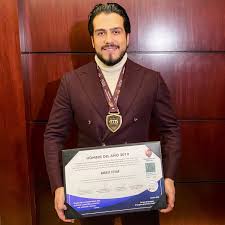 Lidera varios programas de imagen televisión y, ante la pandemia puso el ejemplo al cuidar la salud de sus colaboradores y sus familiares. Andres Tovar On Twitter Unidos Los Buenos Somos Mas Gracias A La Fundacion Honoris Causa Internacional Por Este Reconocimiento Sobre Todo A Dios A Mi Esposa A Mi Familia Y Al Increible