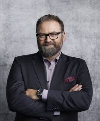 Numera bor han i stockholm med sin fru anette alsing, som han har varit gift med i över 30 år. Adam Alsing Wikipedia