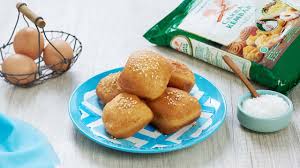 Namun, banyak yang meyakini bahwa cikal bakal roti tawar adalah roti pipih yang roti tawar merupakan makanan favorit untuk disantap sebagai menu sarapan. Cara Membuat Kue Bantal Yang Empuk Dan Nikmat