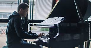 Alors qu'un des petits cambriolages qu'il fait avec ce. Au Bout Des Doigts