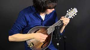 L'académie de mandoline de marseille est un orchestre de mandolines, mandoles, mandoloncelles et guitares. Gold Tone Gm 6 Mandolin Guitar Elderly Instruments Youtube