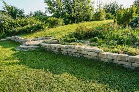 Bilder einer gartengestaltung mit gabionen, trockenmauern & gartenteich mit wasserfall aus einer gabione. Ratgeber Gartenhaus Am Hang Gartenhaus De