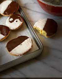 Look to the cookie elaine! Black And White Cookie Classic Jewish Cookies Jewish Foods Seinfeld Quotes