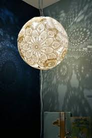 Eine Lampe Zum Selber Machen Ein Luftballon Aufblasen Nach Beliebiger Grosse Ein Bisschen Spitze Auf Lampen Basteln Lampen Selber Machen Lampe Selber Basteln