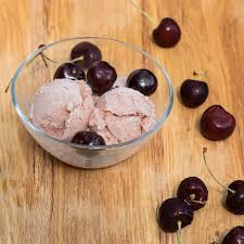 Kirsch Sahneeis Mit Saurer Sahne Fur Die Heissen Tage Hausgemachtes Sommerliches Speieseeis Mit Der Etwas Anderen Rezeptur Rezept Saure Sahne Essen Und Trinken Kirschen