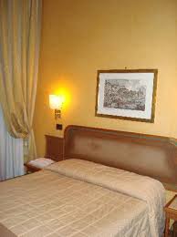 Arreda la tua casa con le splendide sedie di design firmate calligaris. La Testata Del Letto Ha Perso L Imbottitura Picture Of Hotel Regno Rome Tripadvisor