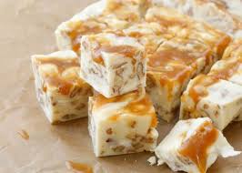 La Recette Parfaite De Fudge Au Chocolat Blanc Caramel Et Pacanes Recipe Chocolate Caramel Fudge Fudge Recipes Desserts
