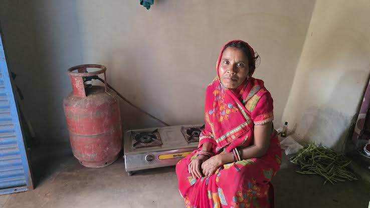 सेवा की कहानी: उज्ज्वला से चंपा की रसोई हुई आसान, धुएं और लकड़ी की परेशानी  से मिली राहत