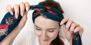 26 tolle bandana firsuren mit anleitung. Bandana Binden In 3 Varianten Tipps Zum Nachstylen Baur