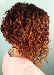 Gestufter bob mit locken , strähnchen und schrägem pony. 30 Short Curly Hairstyles For Women Latest Haircuts
