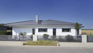 Eine garage ist eine abschließbare, überdachte und durch wände umschlossene abstellmöglichkeit für fahrzeuge, meist pkws. Fertighaus Bungalow Mit Garage Und Walmdach Hausbaudirekt De