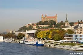 La slovacchia confina con la repubblica ceca a nordovest, con la polonia a nord, l'ucraina a est bratislava, capitale della slovacchia, sorge lungo il fiume danubio, ai confini con l'austria e l'ungheria. Bratislava Capitale Slovacchia