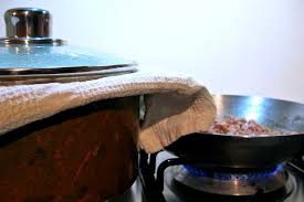 In questo caso infatti, il riso deve essere prima cotto in acqua bollente per 10 minuti, poi coperto e lasciato a riposo a fuoco spento, e infine mantecato con il condimento. Ricette Dei Risotti Gli Italiani Si Dividono Sulle Migliori Si Puo Candidare Il Riso Alla Pilota Dissapore