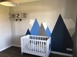 vliegtuig wandplank bergen muur babykamer ideeen muur babykamer blauw wandplank