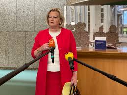 Daar kwamen allemaal mooie woorden over verandering bij kijken. O 8kn39j3bwldm